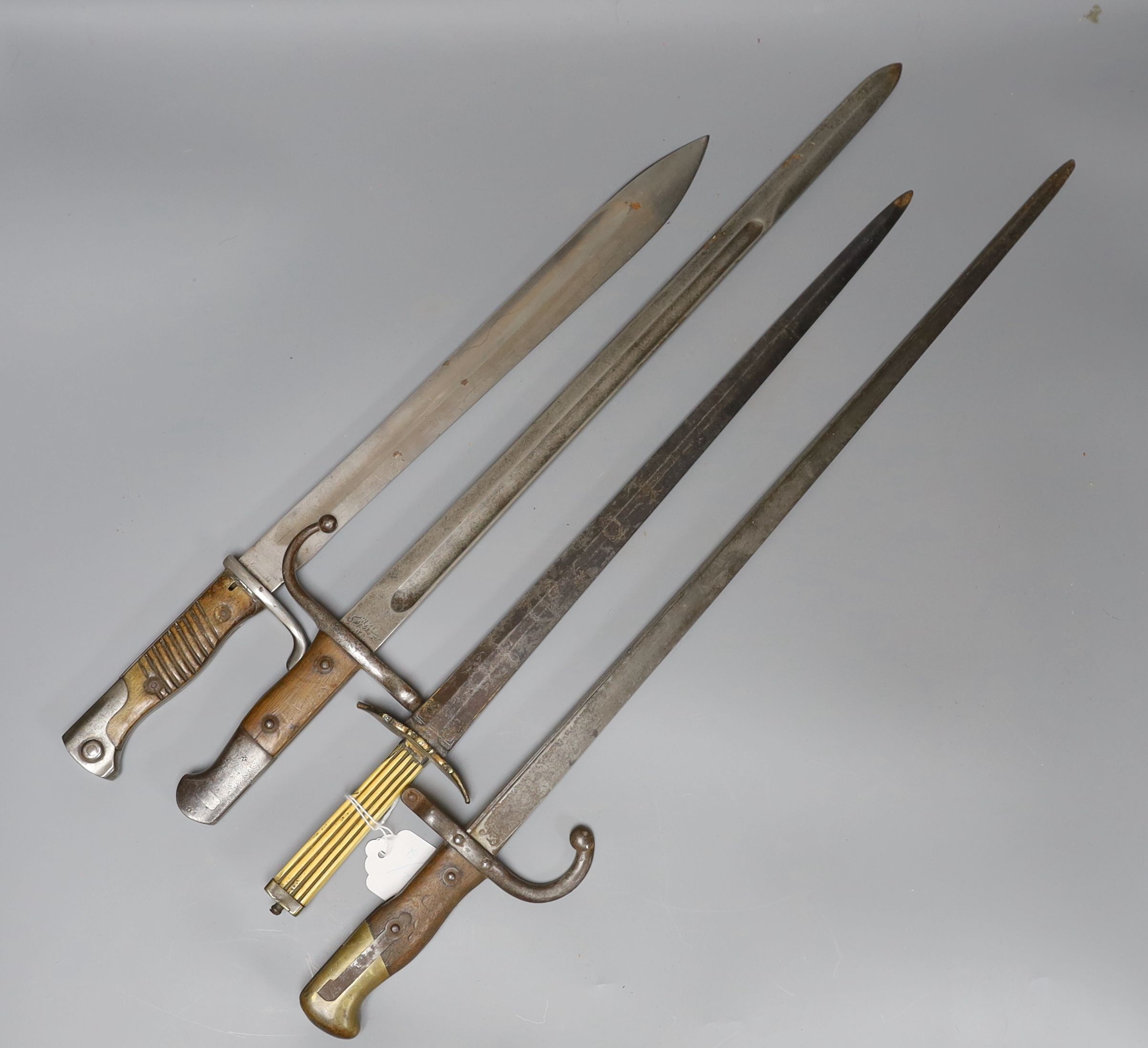 A German bayonet Model 1898/05, a Turkish 1890 pattern bayonet, a French M1874 Gras Bayonet (St. Etienne, Avril 1877) and a German hunting hanger with ivory handle (4)